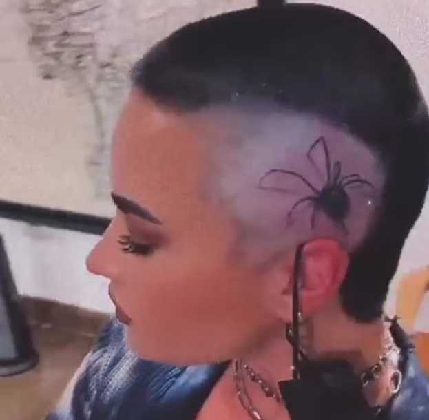 demi lovato tatuaje arana