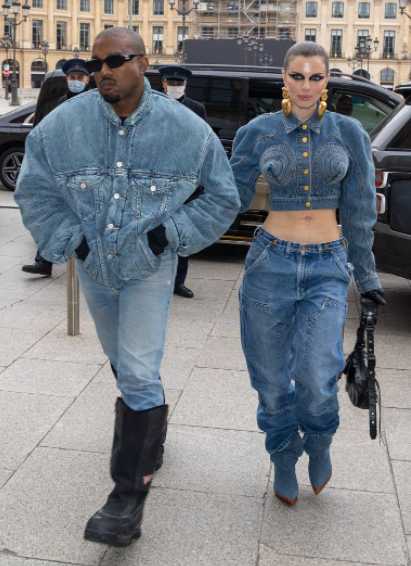 kanye west julia fox debutan paris fashion week jeans