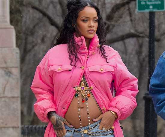 Rihanna muestra su baby bump