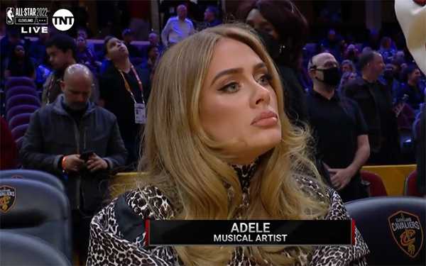 Adele ignora las cámaras en el NBA All-Star Game