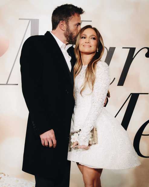 JLo vestida de novia en la premier de Marry Me con Ben Affleck