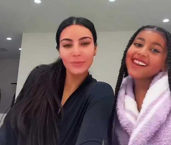 Kim y su hija North en una captura de un vídeo de TikTok