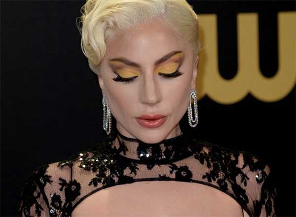 Lady Gaga impresiona en los Critics Choice Awards 2022.