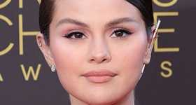 Selena Gomez hermosa de rojo en los Critics Choice Awards 2022