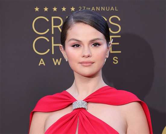 Selena Gomez hermosa de rojo en los Critics Choice Awards 2022