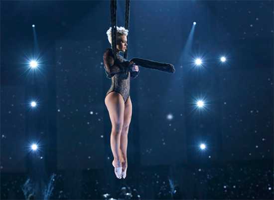 Pink en su presentación en los Grammys 2014