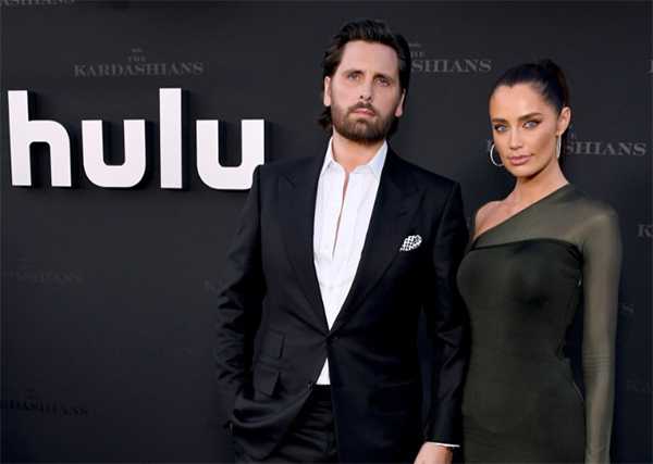 Scott Disick y su nueva novia Rebecca Donaldson en la premier de The Kardashians