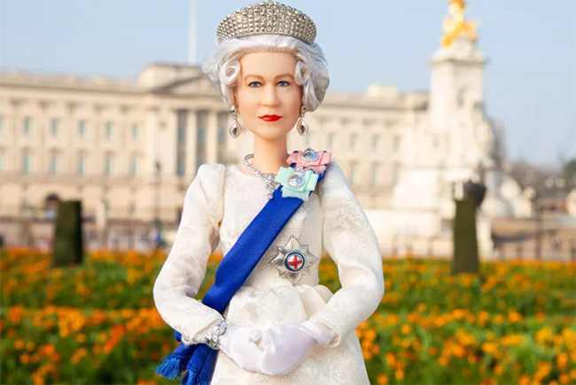 The Queen Elizabeth II recibe una Barbie en su cumple y Jubileo