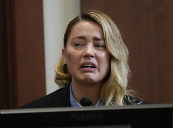 Amber Heard testifica y llora en el estrado