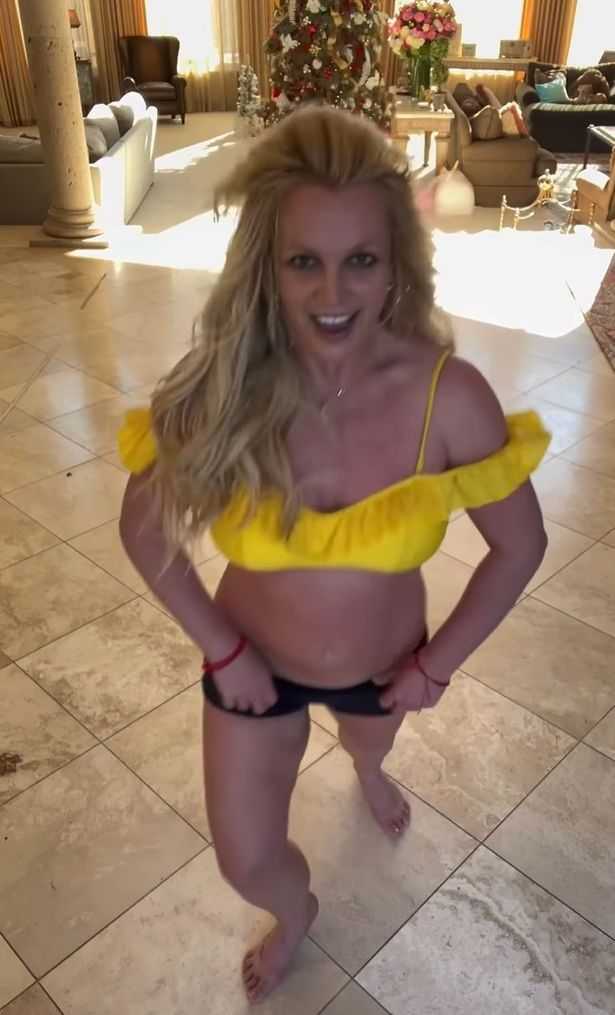 Britney bailando con caca de perro en el piso