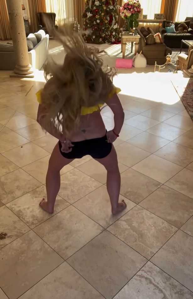 Britney bailando con caca de perro en el piso