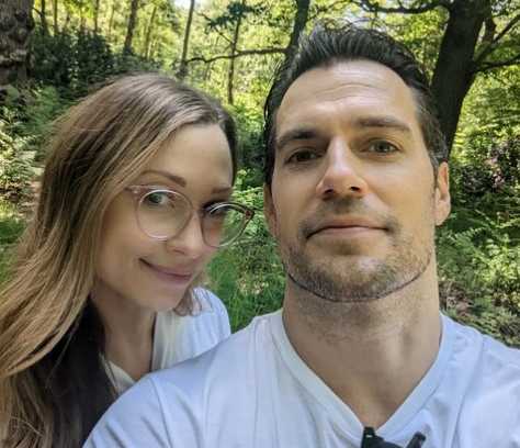Henry Cavill publica foto con su novia Natalie Viscuso