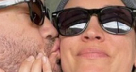 Kaley Cuoco confirma romance con Tom Pelphrey