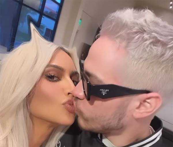 Kim Kardashian y Pete Davidson rubios platinados