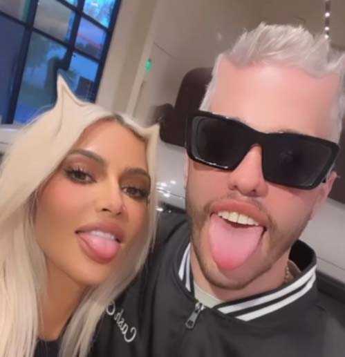 Kim Kardashian y Pete Davidson rubios platinados