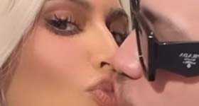 Kim Kardashian y Pete Davidson rubios platinados