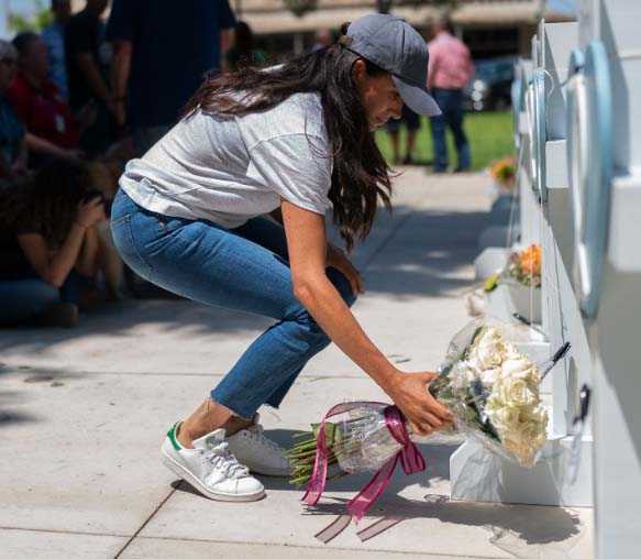 Meghan Markle dejando flores en el lugar de la Tragedia de Uvalde