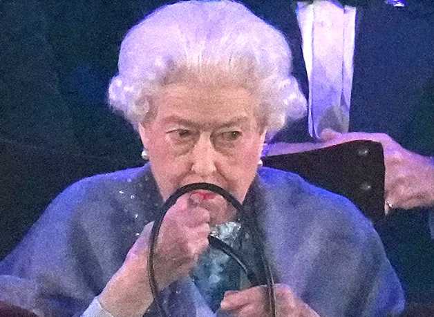 The Queen retoca su labial sin espejo y la gente queda maravillada