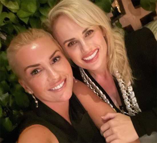 Rebel Wilson sale del clóset y presenta a su novia