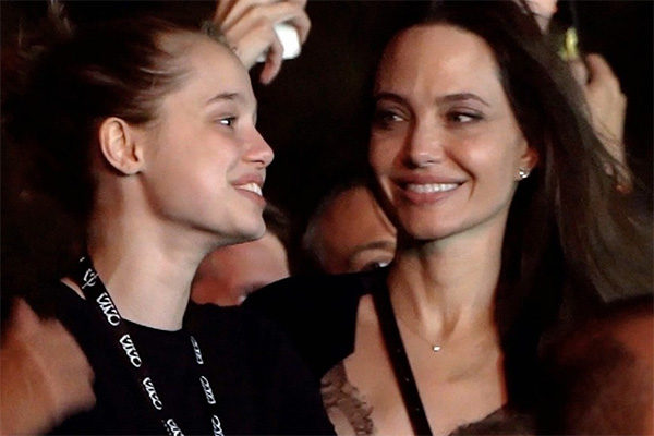Angelina Jolie y su hija Shiloh en el concierto de Maneskin