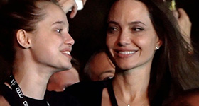 Angelina Jolie y su hija Shiloh en el concierto de Maneskin