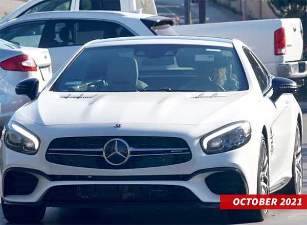 britney en su auto mercedes benz