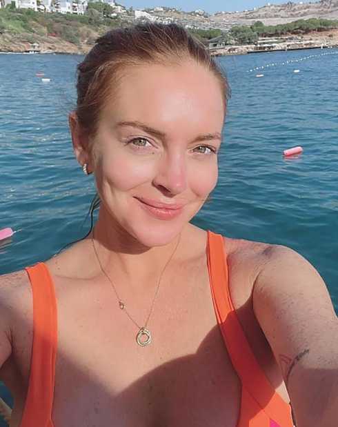 Lindsay Lohan divirtiéndose en el sol