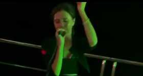 Victoria Beckham canta Stop de Spice Girls en Karaoke