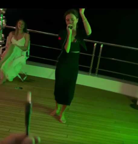 Victoria Beckham canta Stop de Spice Girls en Karaoke