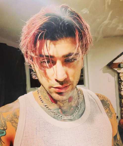 Zayn Malik con cabello rosado