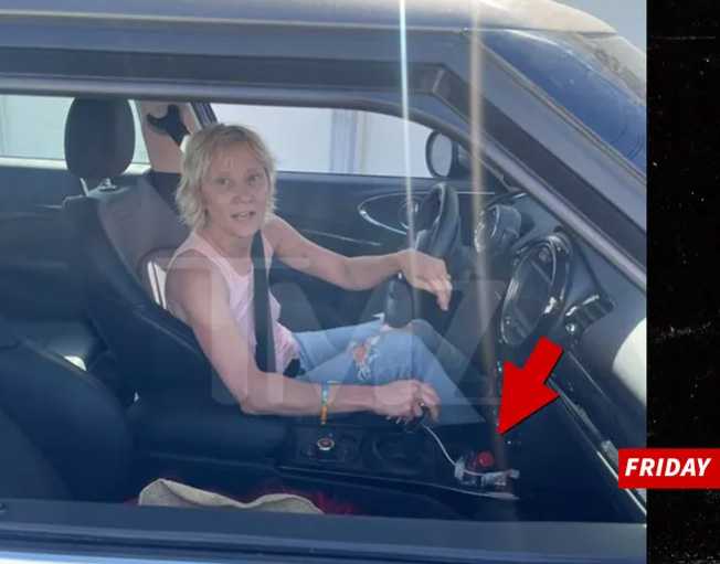 Anne Heche poco antes del accidente - se ve una botella de tapa roja en su porta vasos 