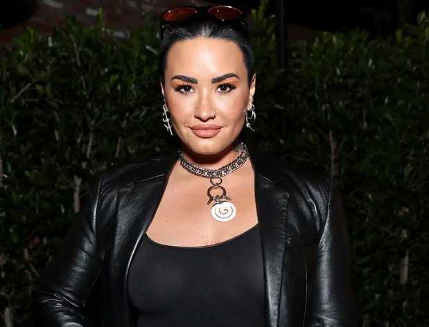 Demi Lovato saliendo con un músico