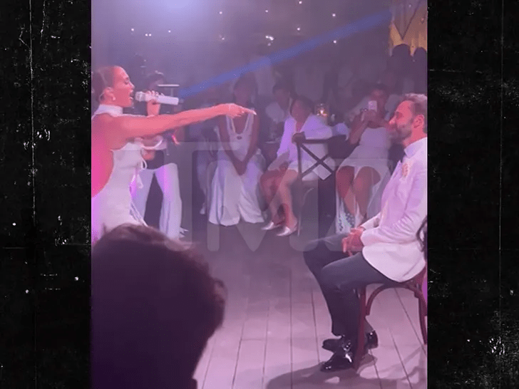 JLo le cantó a Ben en su boda