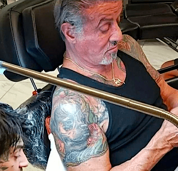 Sylvester Stallone cubre tatuaje de su esposa con uno de su perro