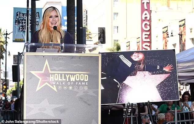 Avril Lavigne recibe su estrella en el Paseo de la Fama