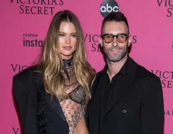 Adam Levine y Behati Prinsloo tratando de dejar el escándalo atrás