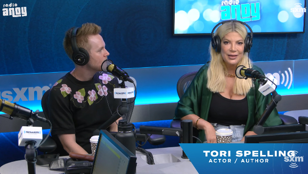 tori spelling habla de su mama