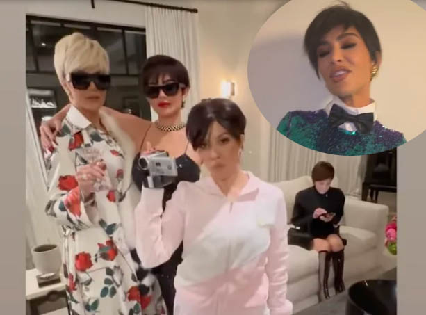 Khloe, Kylie, Kourtney, Kim arriba, todas como Kris Jenner (sentada en el sofá)