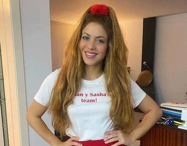 shakira se colo en la fila fiesta halloween