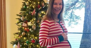 Hilary Swank celebra la navidad agradeciendo doble