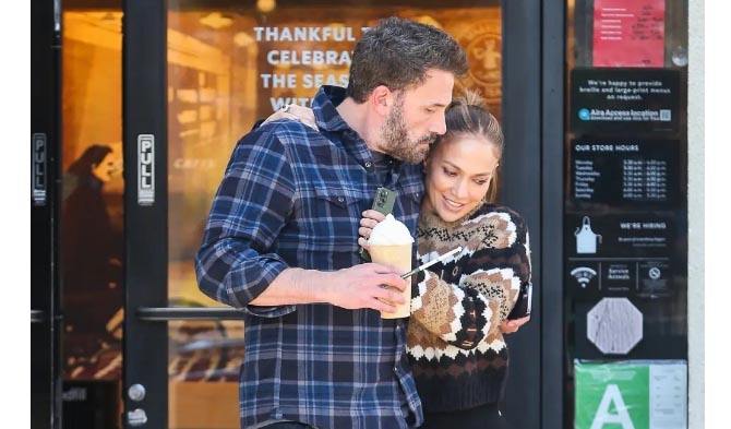 Ben Affleck y JLo en Starbucks