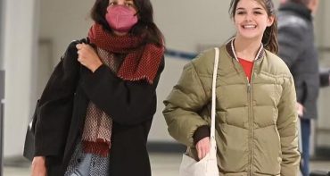 Katie Holmes y su hija Suri en el aeropuerto de New Jersey