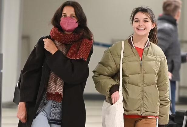 Katie Holmes y su hija Suri en el aeropuerto de New Jersey