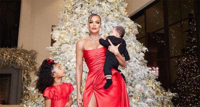 Khloe Kardashian mostró a su hijo en foto navideña 