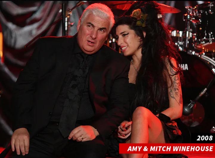 Amy y su papá Mitch Winehouse en 2008