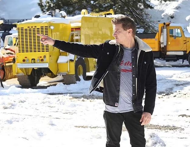 Jeremy Renner con maquinaria pesada para remover nieve (Instagram)