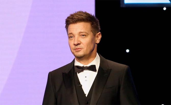 Jeremy Renner grave pero estable tras segunda operación