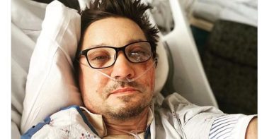 Jeremy Renner publicó selfie desde el hospital
