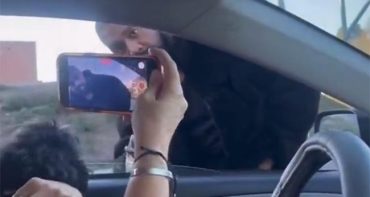 Kanye West le lanza el celular a una mujer que lo filmaba