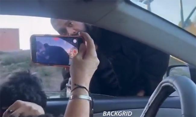 Kanye West le lanza el celular a una mujer que lo filmaba